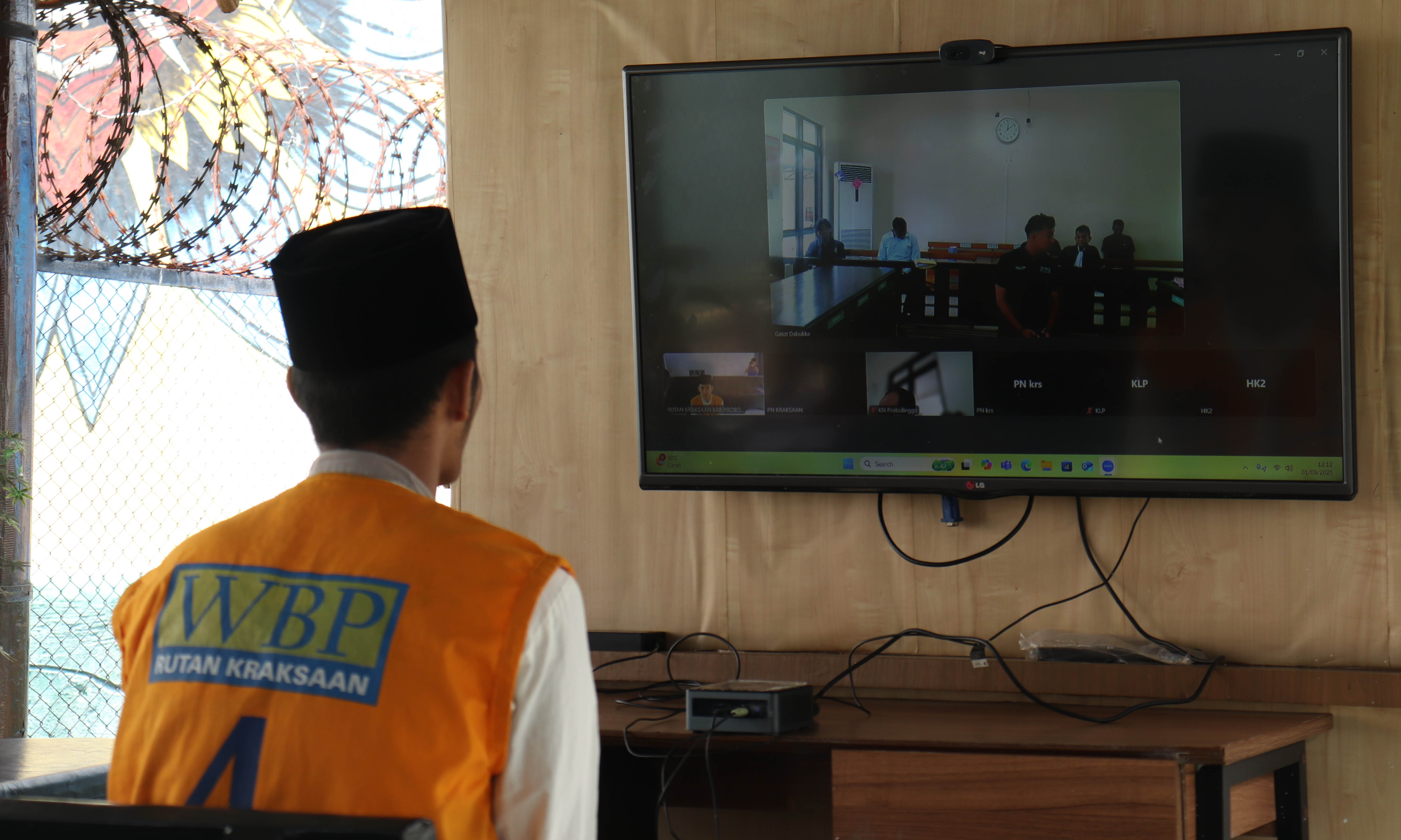 ONLINE: Seorang terdakwa mengikuti sidang secara online di Rutan Kelas IIB Kraksaan. Alasan antisipasi gangguan kamtibmas PN Kraksaan memberlakukan sidang online.