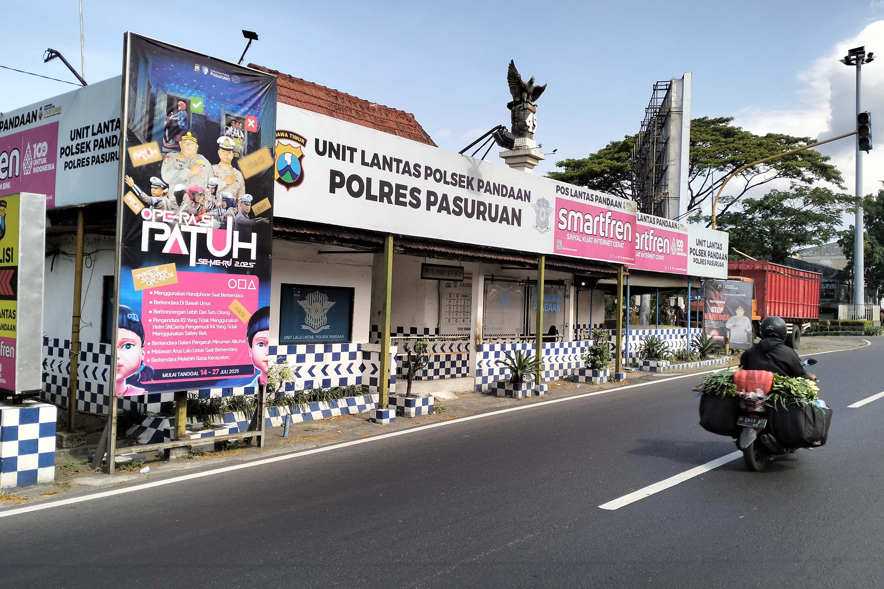 TKP: Lokasi Poslantas Polsek Pandaan yang dilempar molotov Selasa (2/9). (Rizal Syatori/ Radar Bromo)