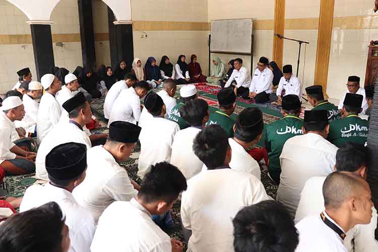 MENGETUK PINTU LANGIT: Sejumlah warga binaan dan petugas Rutan Kelas IIB Kraksaan mengikuti doa bersama untuk kebaikan Indonesia.