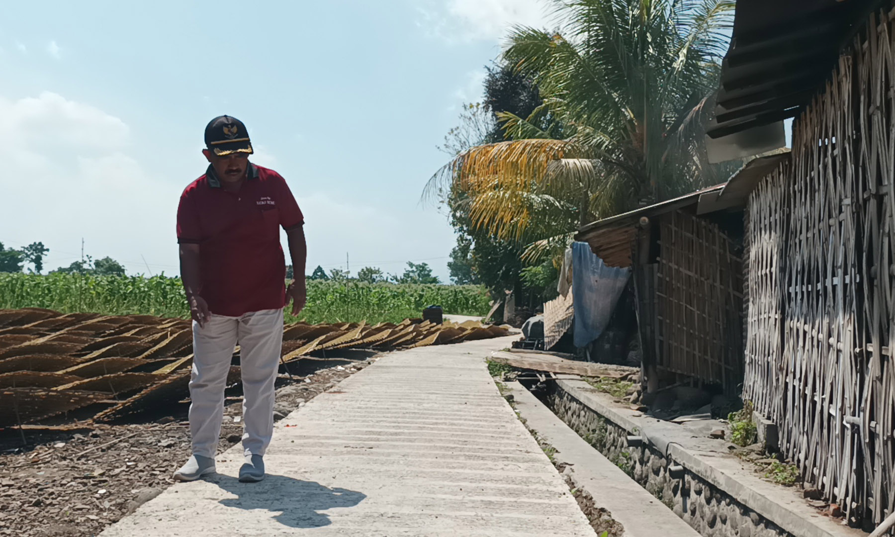 CEK LANGSUNG: Bendahara Desa Seboro Purwadi mengecek hasil pembangunan jalan rabat beton yang dibangun tahun ini.