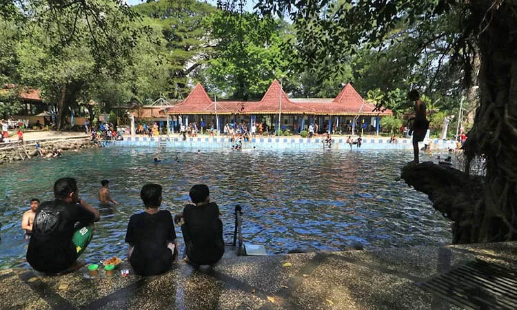ANDALAN: Pemandian alam Banyubiru yang menjadi andalan Pemkab Pasuruan untuk mengeruk PAD dari sektor wisata. Tahun ini, Pemkab menyiapkan DED untuk pengembangan kawasan setempat.