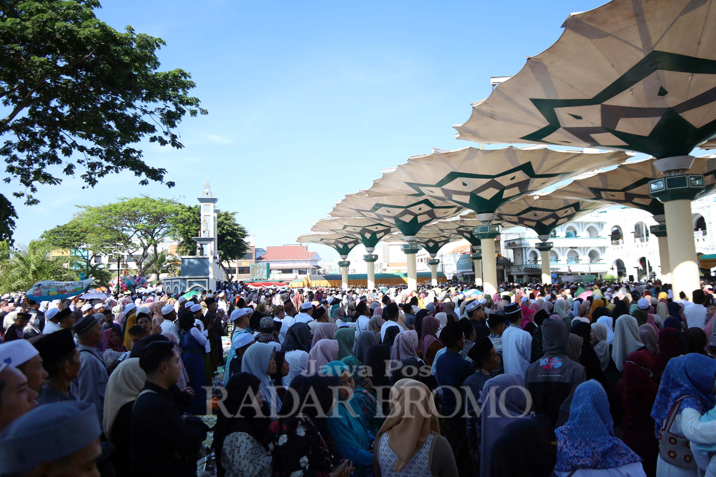 KHUSYUK: Jemaah dari berbagai daerah mengikuti haul Kiai Abdul Hamid yang dipusatkan di Ponpes Salafiyah di Kelurahan Kebonsari, Panggungrejo, Kota Pasuruan. Haul berlangsung tertib dan khusyuk.