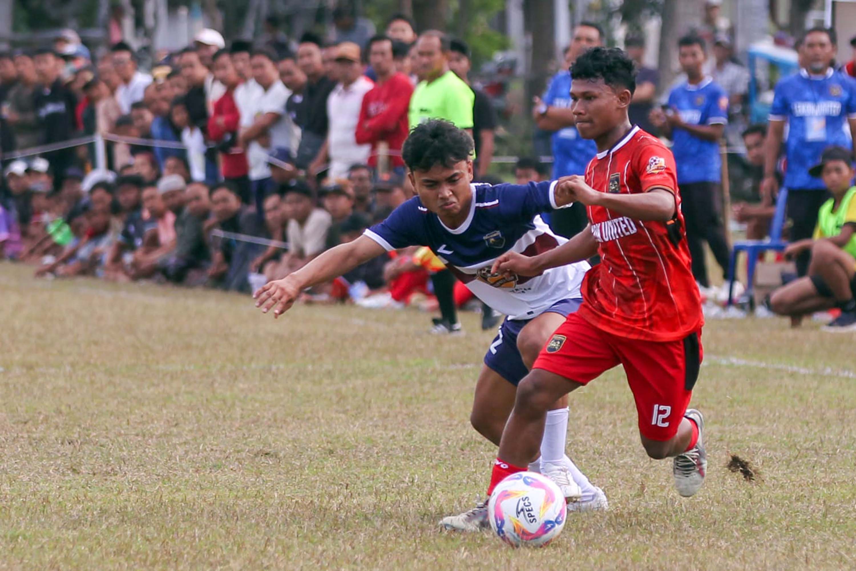 SENGIT: Penggawa Lekok United berupaya melindungi bola dari kejaran pemain tuan rumah Digdaya Grati.