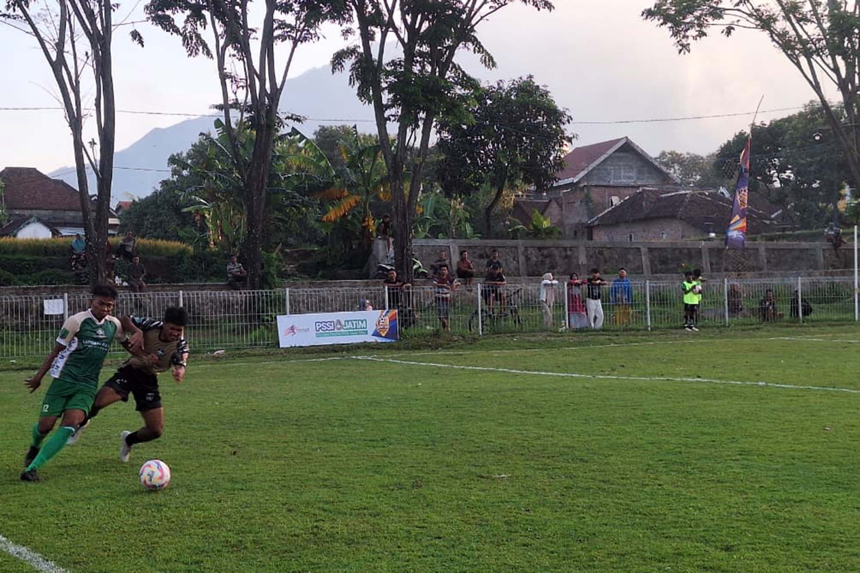 HUJAN GOL: Laga perdana Bupati Cup Pasuruan Super League 2025 Grup C. Sukorejo United Gebuk Lumbang Raya 4-2.