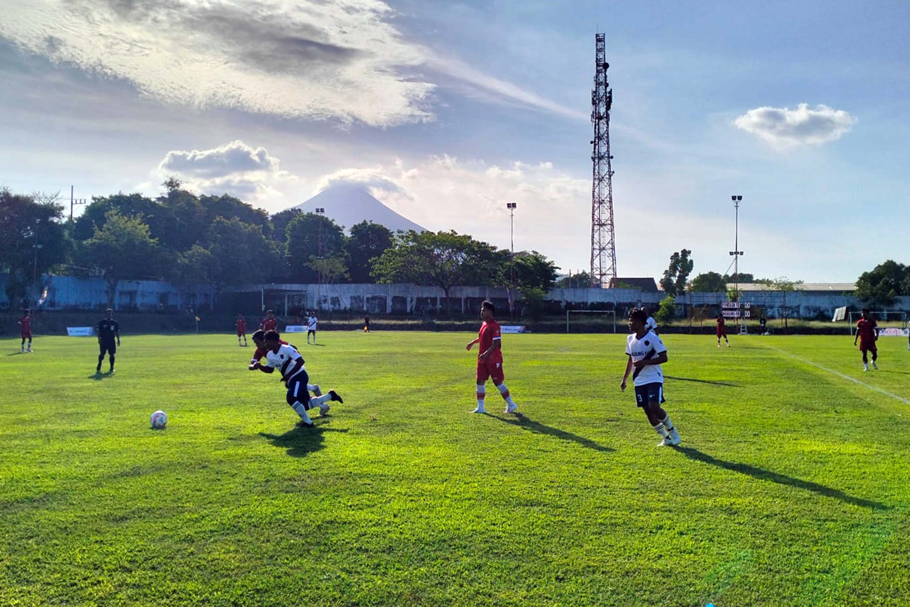 SAMA KUAT: Laga Pandaan FC v Nguling FC di Lapangan Plumbon, dalam laga pembuka grup D Bupati Cup Pasuruan Super League 2025. (Rizal Syatori/ Radar Bromo)