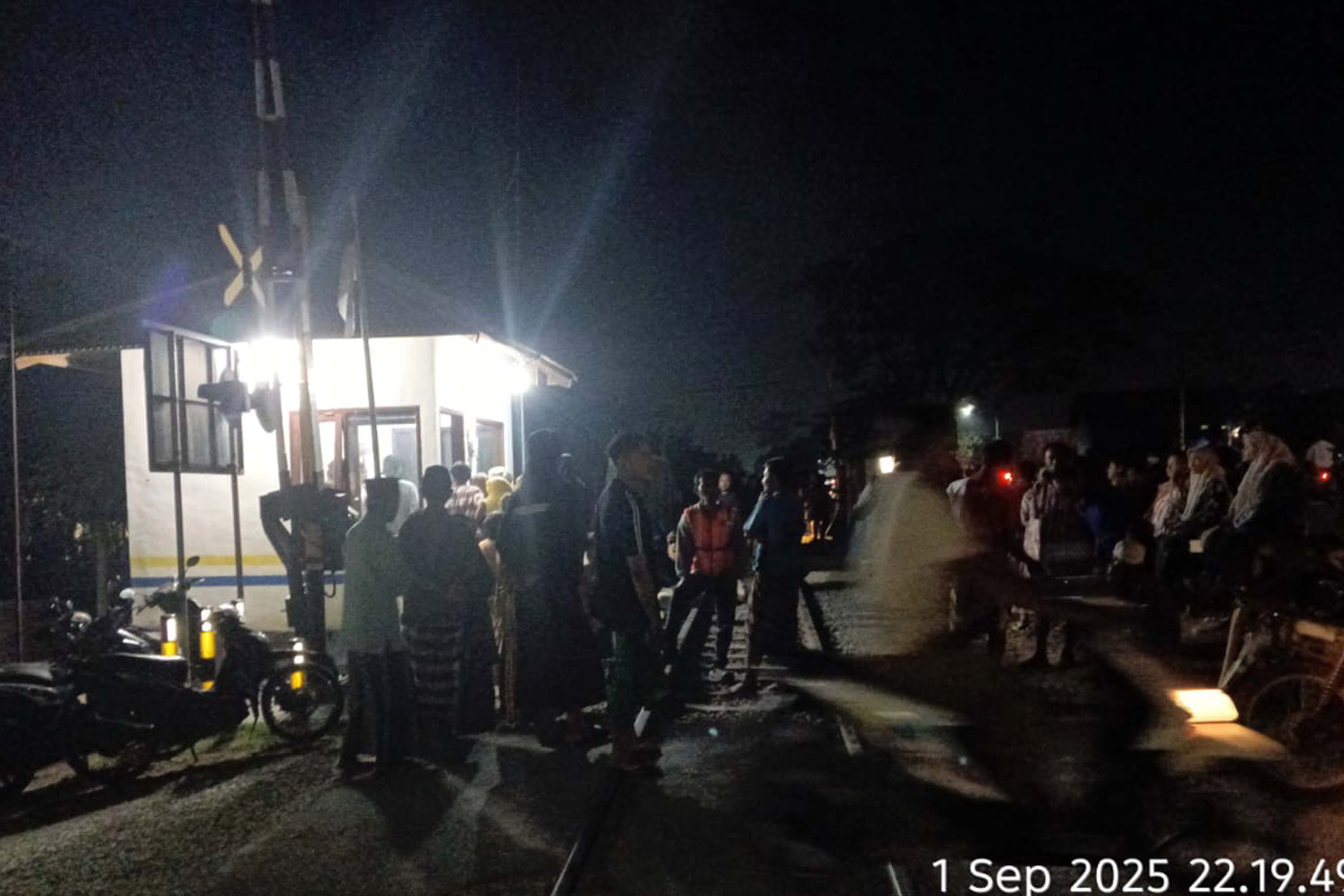 JADI PERHATIAN: Sejumlah warga berada di lokasi meninggalnya Muhammad Faisol, setelah tertabrak kereta api, Senin (1/9) malam. Korban terpental.