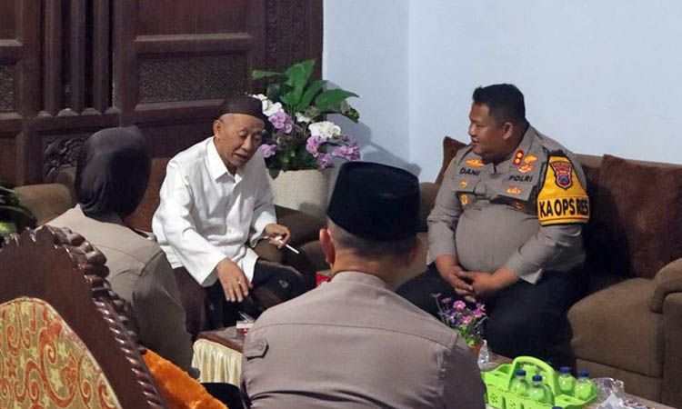 SOWAN: Kapolres Pasuruan AKBP Jazuli Dani Iriawan saat bersilaturahmi ke KH. Sholeh Bahruddin, pengasuh Ponpes Ngalah Purwosari. Ia mengajak ulama dan kepala desa untuk menjaga kondusivitas Pasuruan.