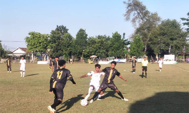 KALAH TELAK: Pemain Rembang United (kostum hitam) saat bertanding melawan tim Gempol FC di laga Grup A yang dilaksanakan di Lapangan A Yani, Rati, Rabu (3/9) sore.