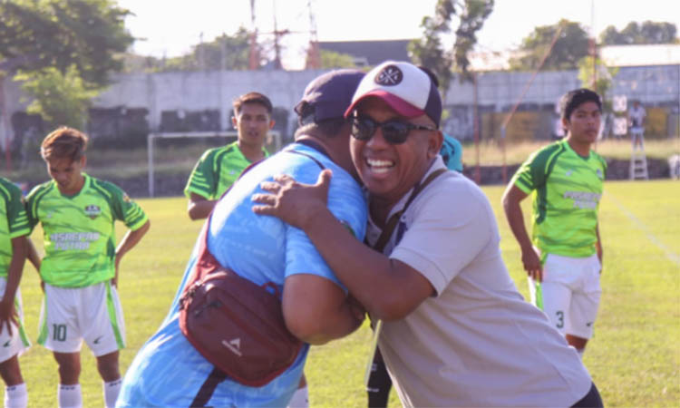 SPORTIF: Pelatih Pohjentrek FC dan Pasrepan Putra saling berangkulan seusai laga.