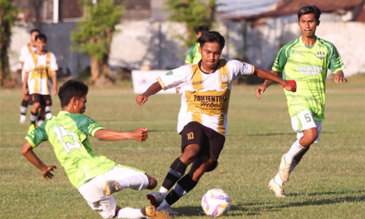 SALING SERANG: Duel antara pemain Pohjentrek FC dan Pasrepan Putra (lostum kuning putih) di Lapangan Plumbon, Pandaan, rabu (3/9) sore.