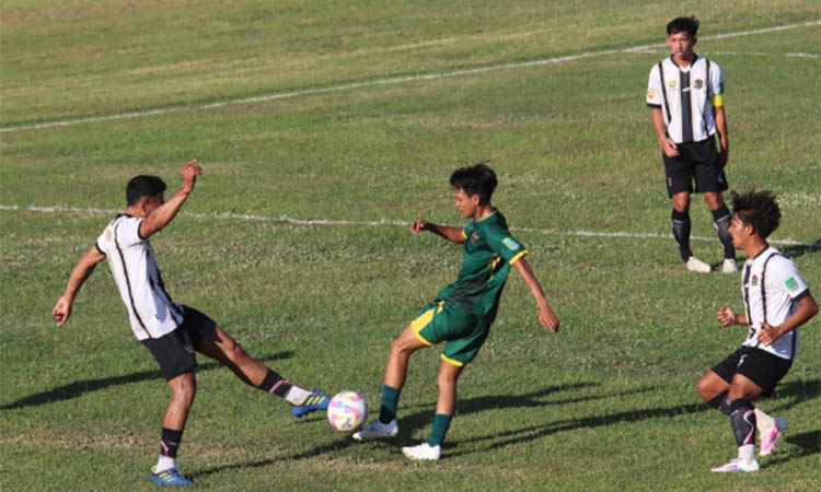 ADU KAKI: Pemain Rejoso FC (kostum hijau) dikawal tiga pemain Tutur FC dalam laga di Grup B di Stadion R Soedrasono, Pogar, Bangil, Rabu (3/9( sore.