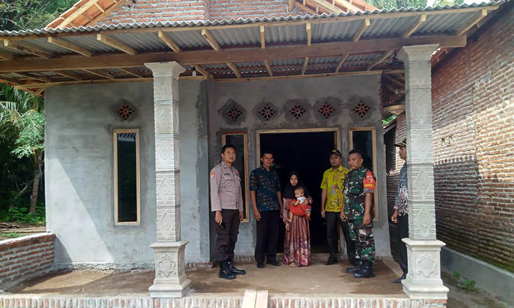 BANTUAN: Kepala Desa Widoro Abdul Jalal (batik biru) di rumah salah satu penerima program RTLH. Bantuan ini diberikan, untuk mendukung kepemilikan rumah layak bagi warga tak mampu.