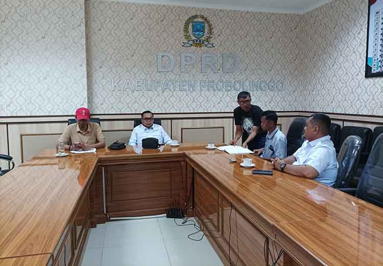 DATANG: Wali murid SMP Negeri 2 Kraksaan mendatangi DPRD Kabupaten Probolinggo, mengadukan dugaan tindak kekerasan yang dilakukan kepala sekolah terhadap salah satu siswa, Rabu (3/9).