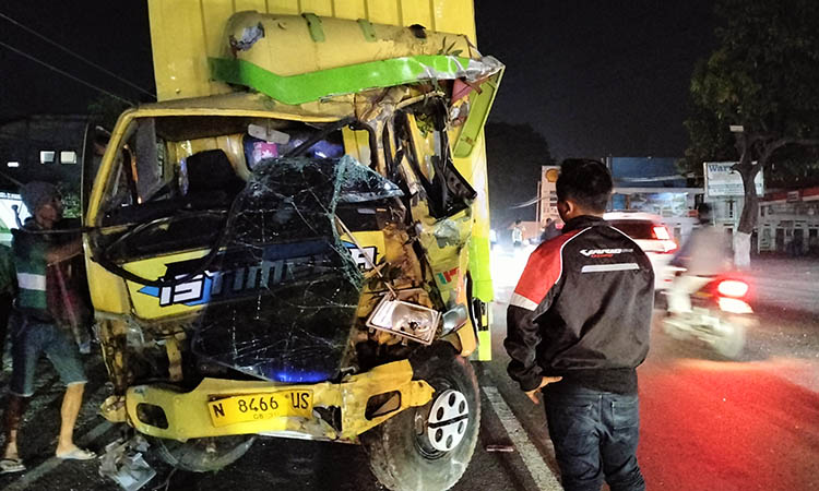 RINGSEK: Truk boks mengalami kerusakan pada bagian depan, usai menabrak median dan pagar serta teras rumah warga.