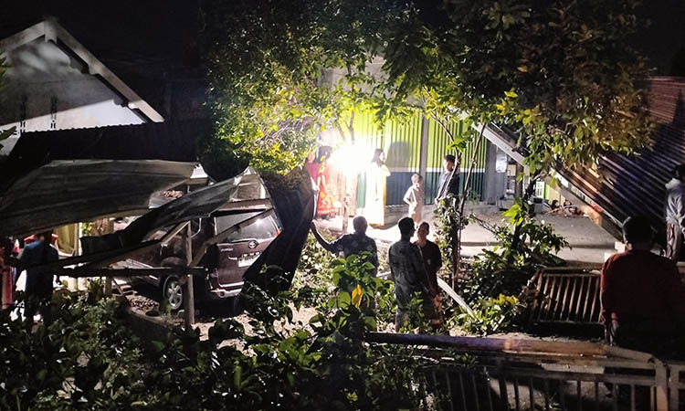 HANCUR: Kanopi rumah warga yang rusak imbas disasak truk boks. Kecelakaan itu diduga, imbas sopir truk boks mengantuk.