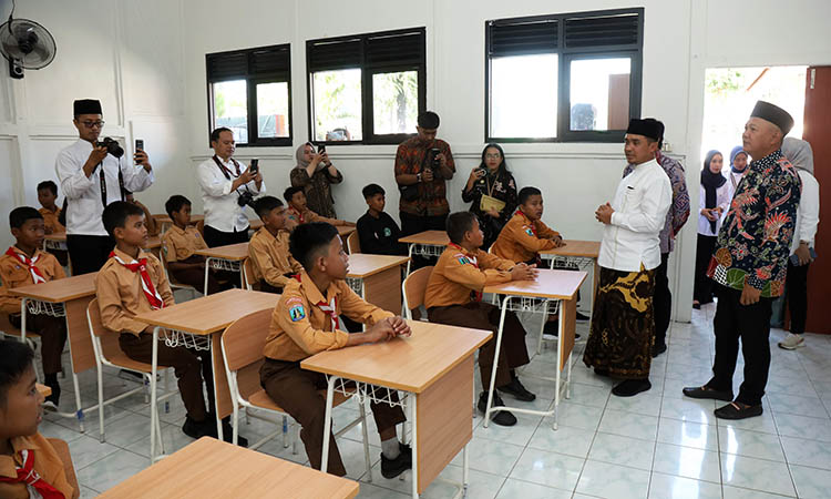 TINJAU: Wali Kota Pasuruan Adi Wibowo saat meninjau ruangan kelas untuk pelajar Sekolah Rakyat. Meski ada SR, bukan berarti penambahan SMA tidak dibutuhkan.