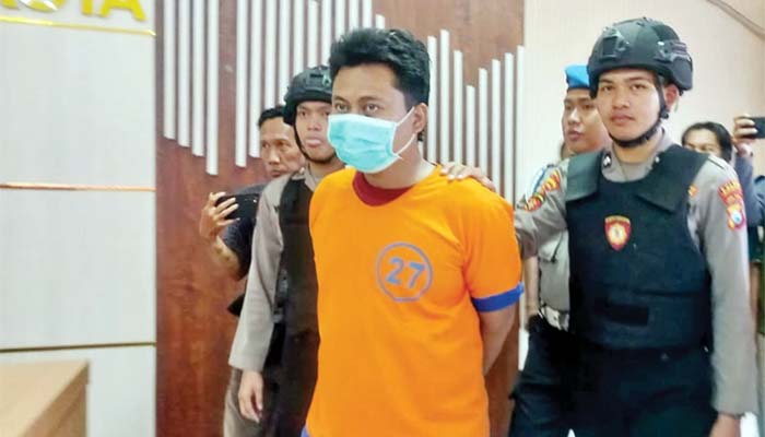 MERASA LEGA: Tersangka pembacokan Dani Eko Prasetyo, dirilis di Polres Probolinggo Kota. Dia mengaku cemburu pada korban Andre, 22, sehingga nekat membacoknya.
