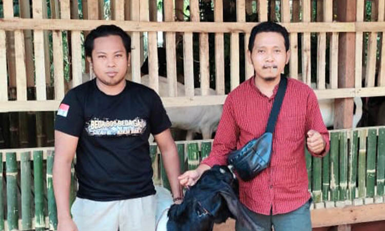 KETAHANAN PANGAN: Direktur Bumdes Desa Widoro Saiful (baju merah) saat memperlihatkan program ketahanan pangan berupa peternakan.