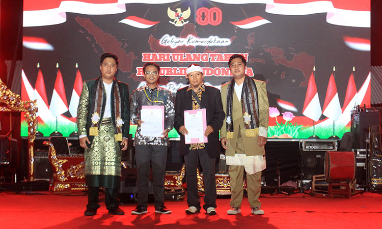 PEDULI: Pangeran Radeni dan Pangaeran Raderi berfoto bersama perwakilan UMKM lokal usai menyerahkan tand kehormatan.