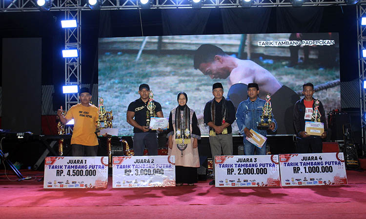 TARIK TAMBANG: Juara tarik tambang berfoto bersama Marwah Daud Ibrahim, Ketua Yayasan Keraton Kesultanan Sri Raja Prabu Rajasanagara.
