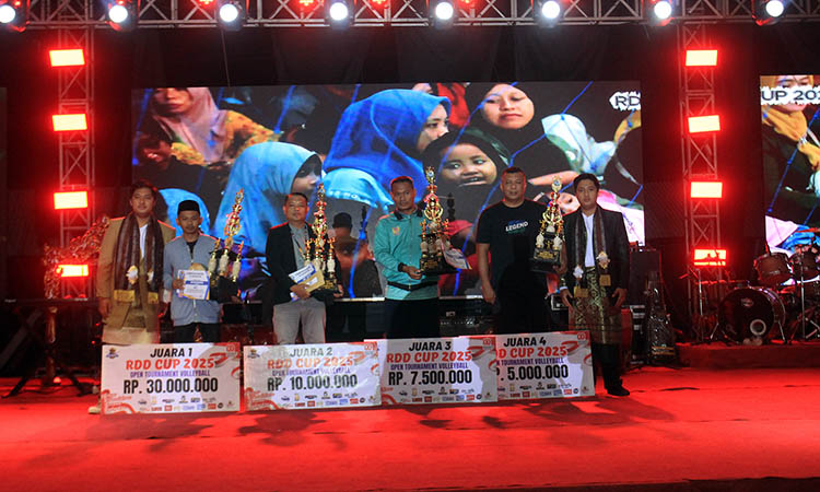 JUARA VOLI: Para juara voli kategori umum berfoto bersama. RDD Cup-Open Tournament Volleyball ini berhadiah total Rp 70 juta.