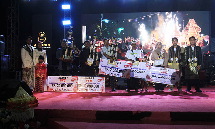 KARNAVAL: Lima peraih juara PFC berfoto bersama, PFC berhadiah total 50 juta.