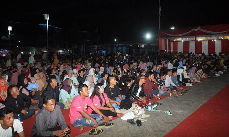 MEMBELUDAK: Ribuan warga menyaksikan malam penganugerahan dan closing event Genyar Kemerdekaan hingga aekitar pukul 24.00.