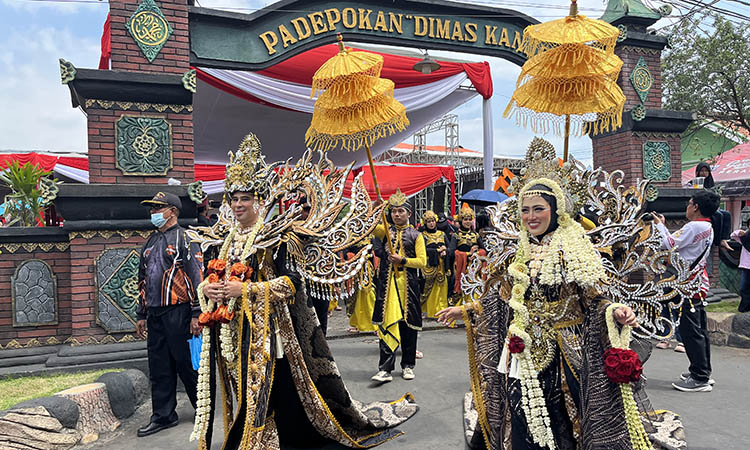 MENAWAN: Putri Syarifatul Wahidah dan suaminya Daeng Uci mengikuti Padepokan Fashion Carnaval (PFC) 2025.
