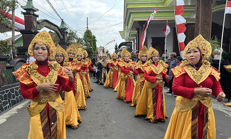 ANGGUN: PFC 2025 diikuti puluhan kontingen dari berbagai desa, mereka disaksikan ribuan penonton.