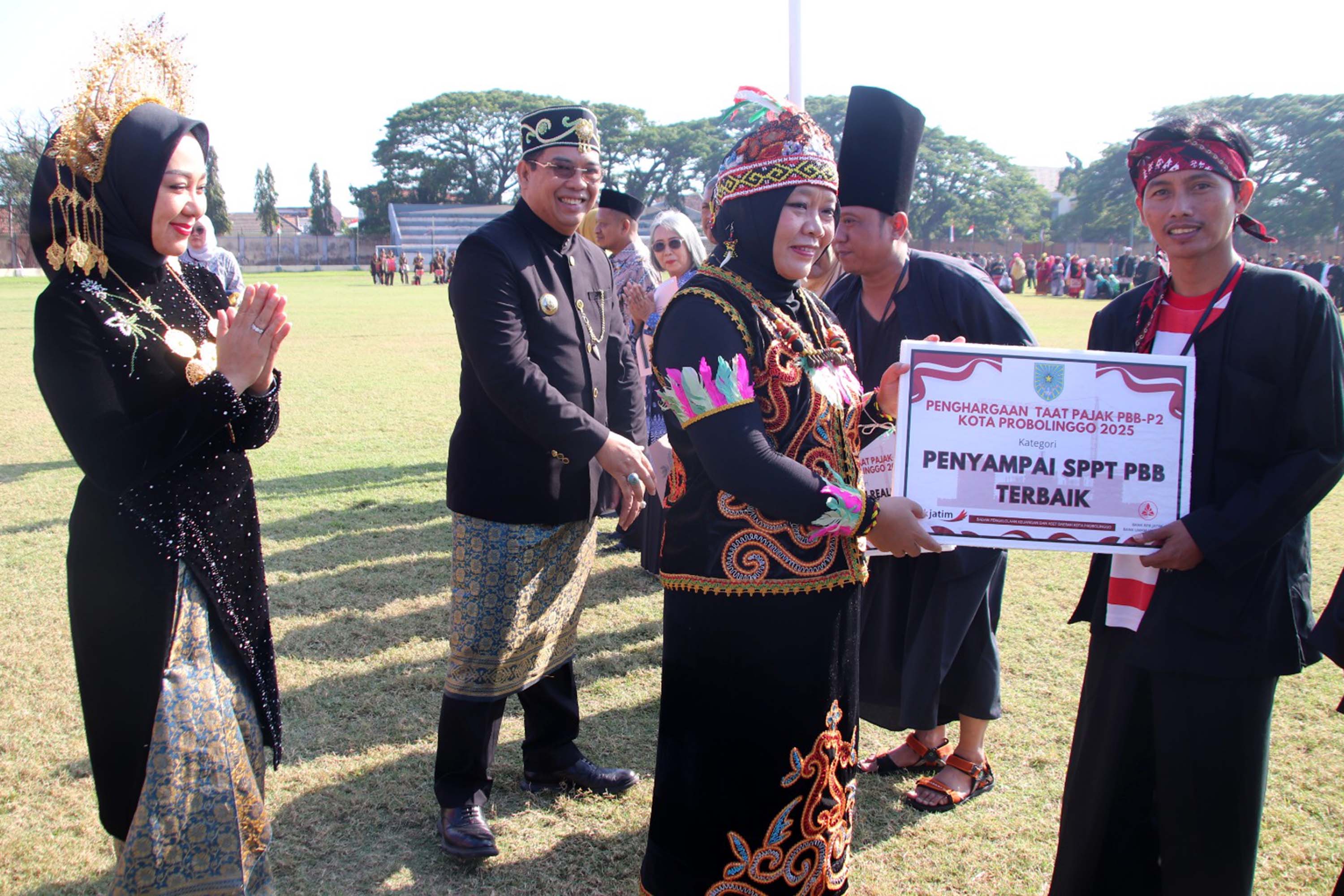 PENYAMPAI TERBAIK : Petugas penyampai SPPT PBB terbaik dari RT 01/RW 01, Kelurahan Curahgrinting.