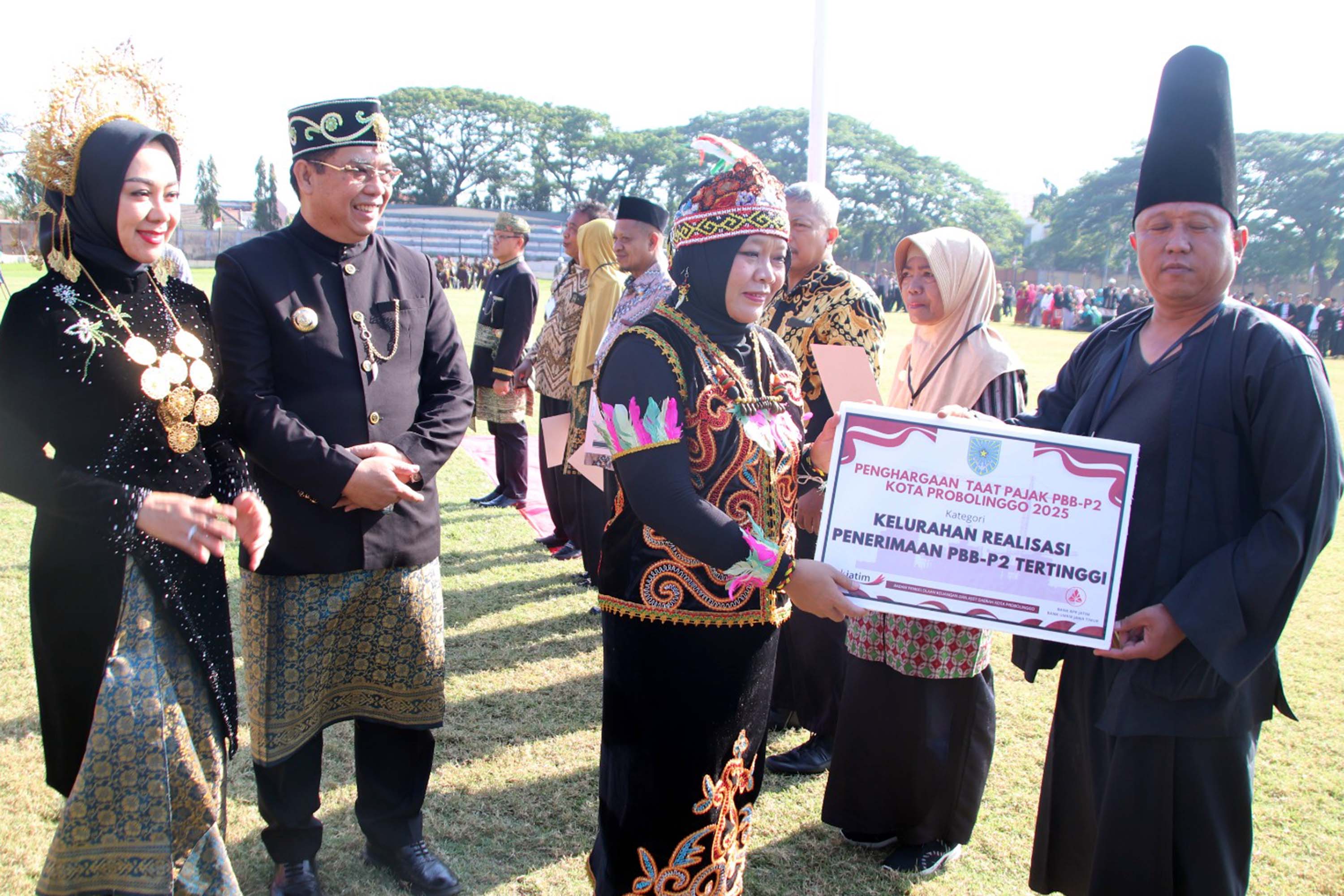 KELURAHAN  TERBAIK :  Inilah kelurahan dengan presentase realisasi PBB tertinggi, diraih oleh Kecamatan Mayangan.
