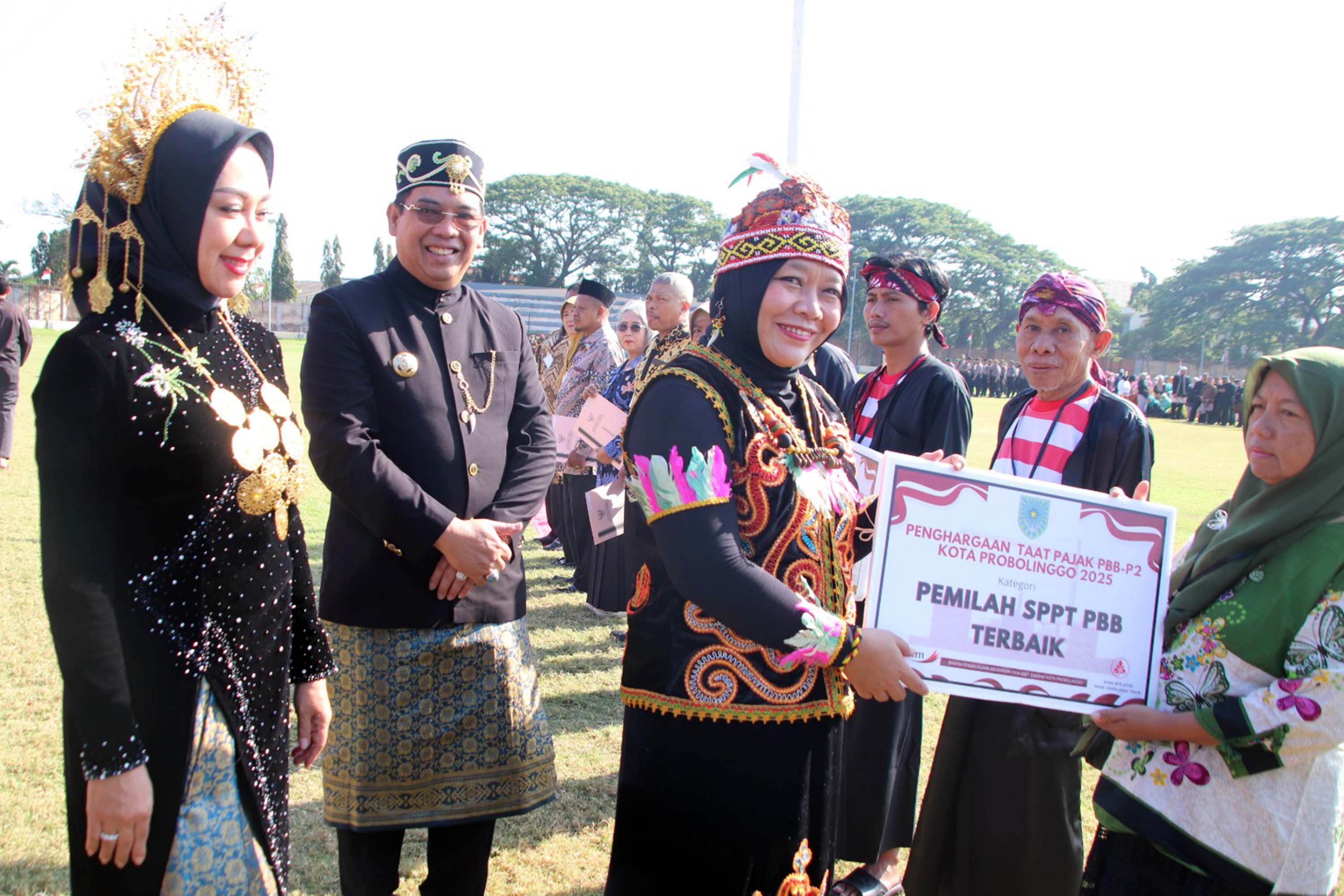 PEMILAH TERBAIK: Petugas pemilah SPPT PBB terbaik, salah satunya dari Kelurahan Wonoasih.