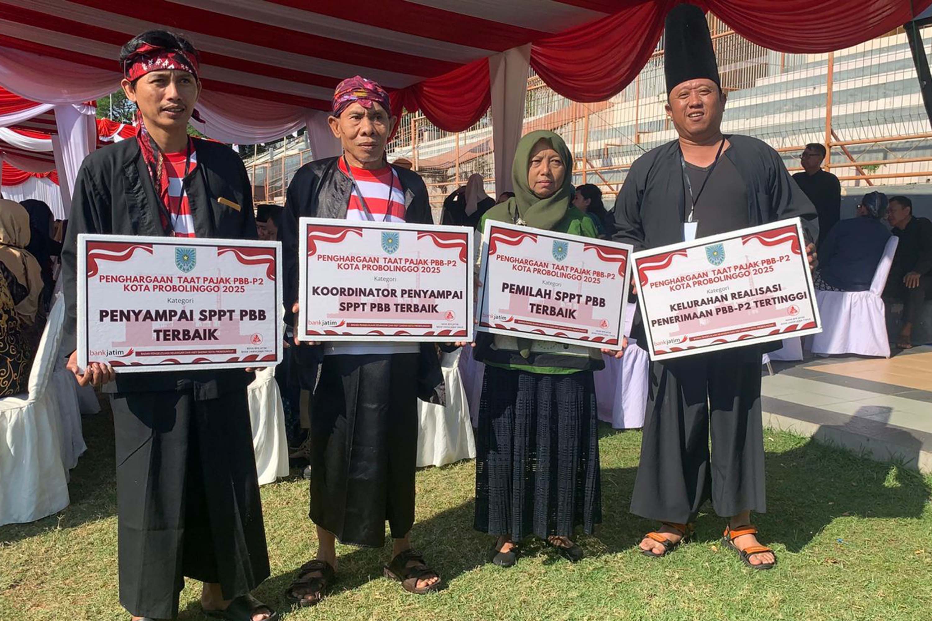 SINERGI: Usai menerima apresiasi, petugas dan instansi menyempatkan  diri foto bersama usai Apel Hari Jadi ke-666 Kota Probolinggo