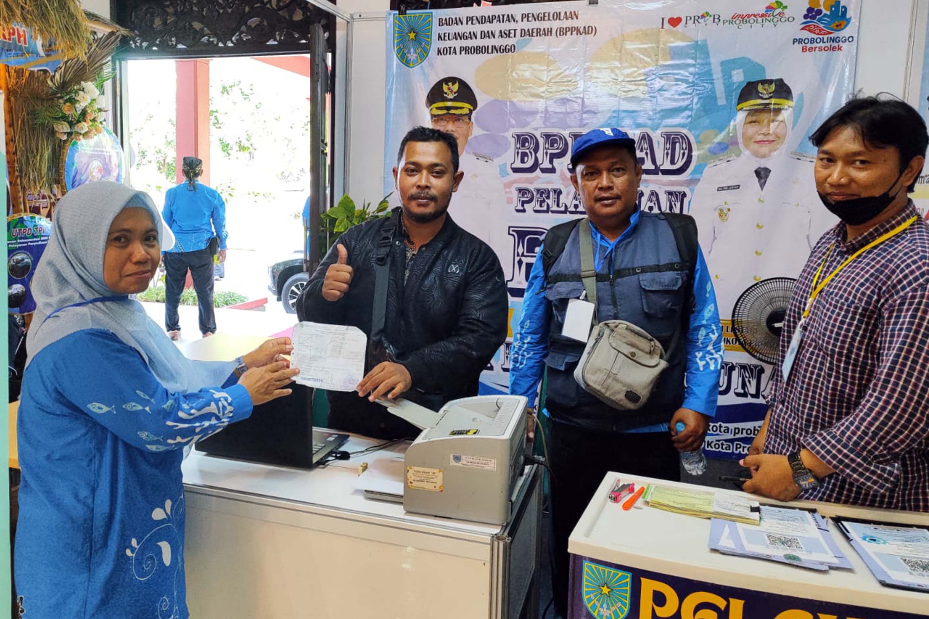 LAYANAN KELILING: Layanan pajak keliling diminati masyarakat, sebab  bukan saja lebih dekat tapi juga mudah tanpa harus datang ke Kantor  Bank Jatim