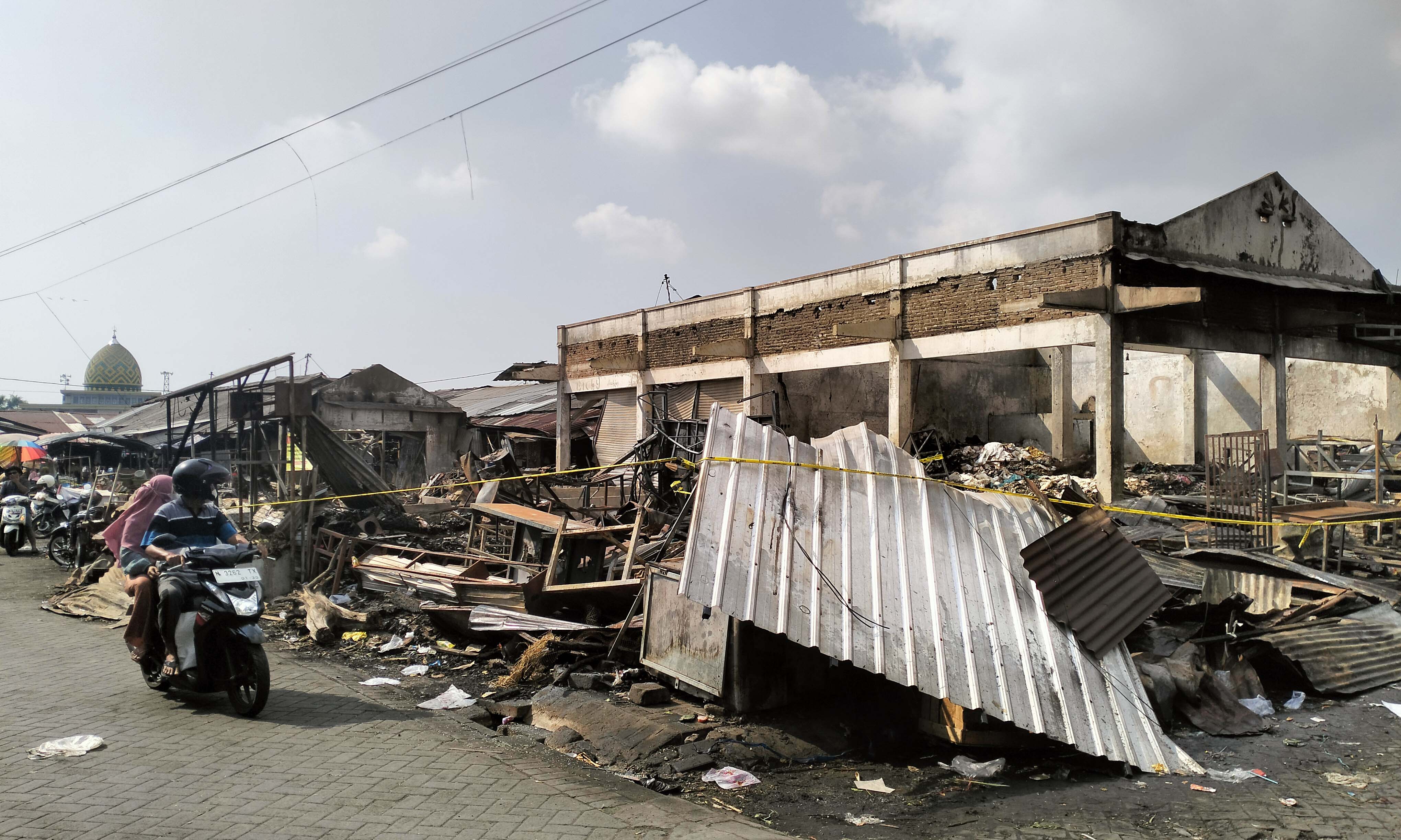 LUDES: Lapak-lapak pedagang Pasar Pandaan yang terdampak kebakaran. Lokasi setempat belum bisa dimanfaatkan untuk berjualan, lantaran masih menunggu Tim Labfor.