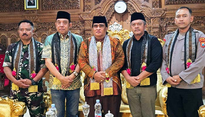 KOMPAK: Dimas Kanjeng Taat Pribadi (tengah) berpose bareng jajaran muspika Gading dan ketua Komisi I DPRD Kabupaten Probolinggo Saiful Bahri usai ramah tamah.
