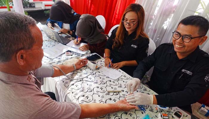Pemeriksaaan kesehatan gratis bersama warga Dusun Kalitengah oleh PT Organon.  (Moch. Rizky Pratama Putra/JawaPos.com)
