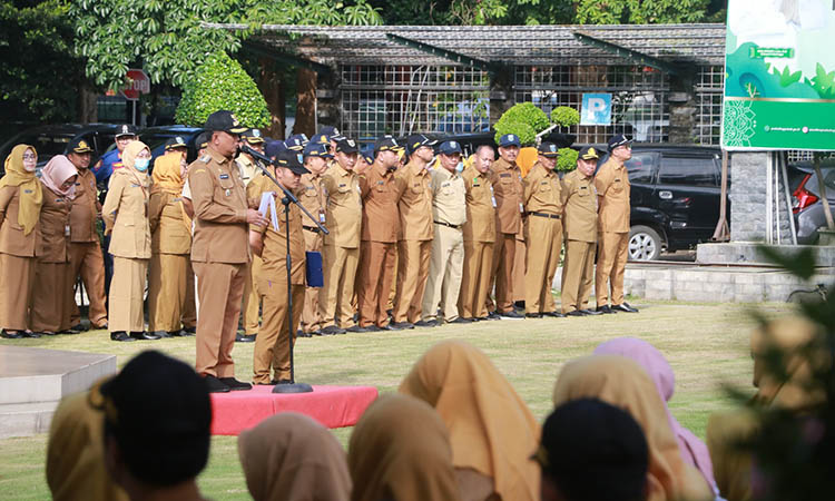 ADA YANG KOSONG: Pejabat di Pemkab Probolinggo saat mengikuti upacara beberapa waktu lalu. Beberapa posisi pejabat ada yang rangkap.