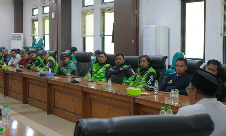 TUNTUT KESEJAHTERAAN: Perwakilan Asosiasi Driver Online Pasuruan Raya mendatangi gedung DPRD Kabupaten Pasuruan, Kamis (4/9). Mereka menuntut kesejahteraan dan perlind