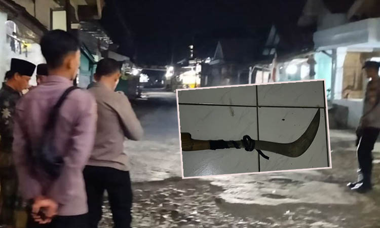 JAGA: Personel polisi amankan TKP di Desa Mlaten seusai kejadian penganiayaan, Rabu (3/9) malam. Inset, Senjata tajam yang dibawa terduga pelaku.