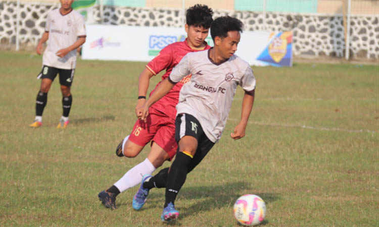 PEMAIN TIMNAS: Gelandang Bangil FC Hanif Ramadhan, ditempel ketat pemain Winongan Maju FC Agies Armediansyah, salam laga di Stadion R Soedrasono, Sabtu (6/9) sore.