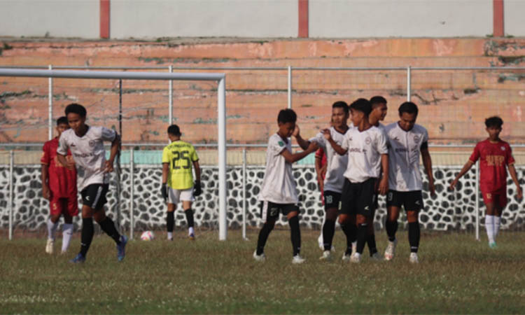 SENANG: Pemain Bangil FC merayakan gol kedua mereka yang dicetak sang kapten, Ricko Hardiansyah.