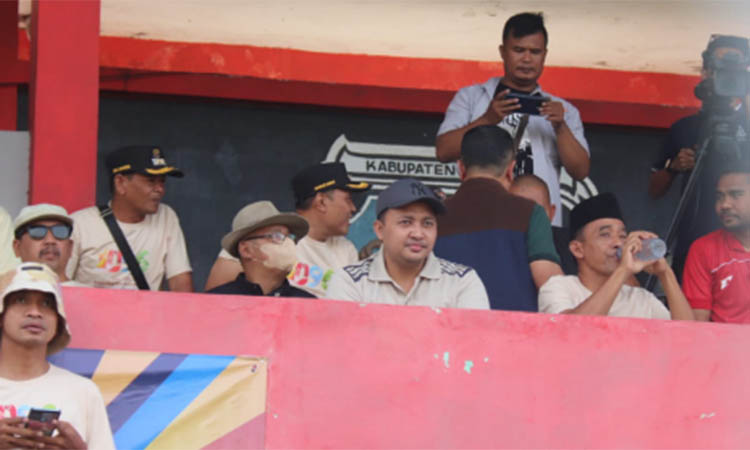 ORANG BANGIL: Bupati Pasuruan Rusdi Sutejo yang menonton dari tribun FC. Dia mendukung tim Bangil FC di ajang Piala Bupati Pasuruan Superleague 2025.
