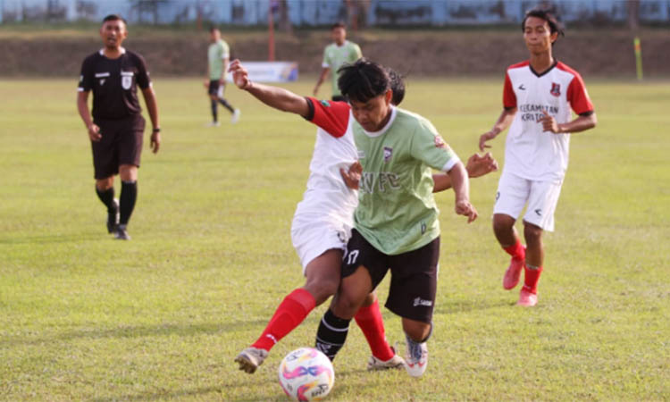 KETAT: Laga antara tim GDW FC dengan Kraton FC di Lapangan Plumbon, Pandaan, Sabtu (6/9) sore. Laga ini dimenangkan GDW FC dengan skor tipis 1-0.