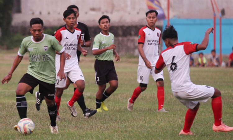KETAT: Laga antara tim GDW FC dengan Kraton FC di Lapangan Plumbon, Pandaan, Sabtu (6/9) sore. Laga ini dimenangkan GDW FC dengan skor tipis 1-0.