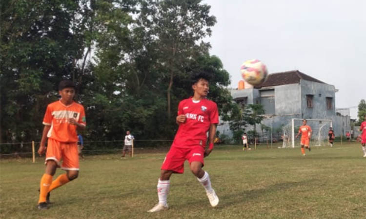 KALAH TELAK: Pemain Kejayan FC (kostum oranye) saat berhadapan dengan pemain Puspo FC di laga Grup A yang digelar di Lapangan A Yani Grati, Sabtu (6/9) sore.