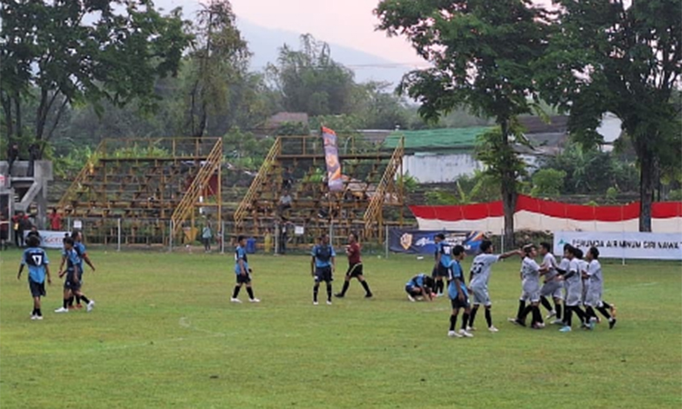 BERBAGI ANGKA: Laga antara tim Tosari FC dan Wonorejo Pagerwojo FC di Lapangan Ngadimulyo, Sukorejo, Sabtu (6/9) sore.