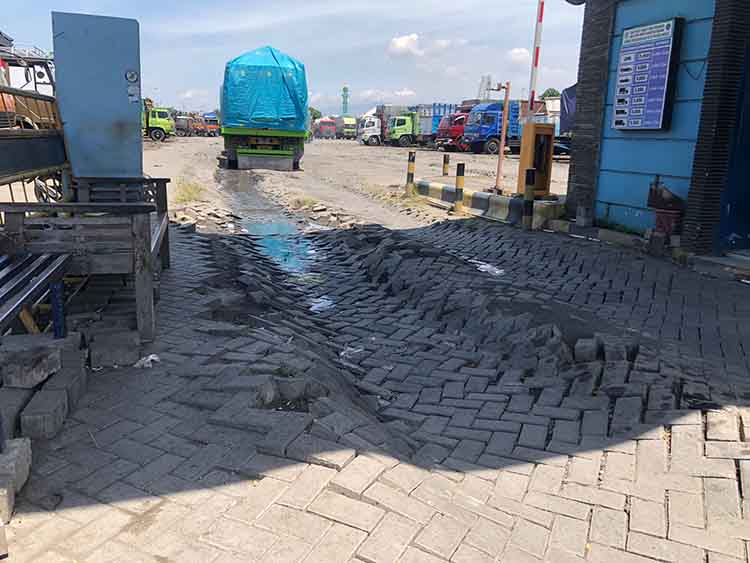 BERBAHAYA: Ladasan pintu masuk Fasilitas Parkir Angkutan Barang Mayangan, Kota Probolinggo, rusak. Kondisi ini membahayakan bagi kendaraan bermuatan berat.