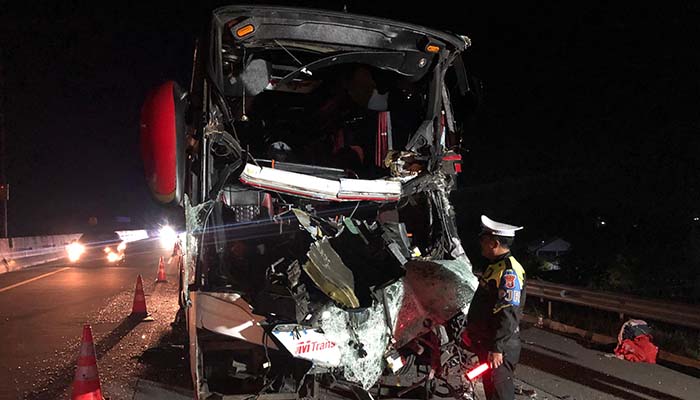RINGSEK PARAH: Kondisi bus Marcedes Benz yang menabrak truk di tol Paspro, masuk Grati, Kabupaten Pasuruan.