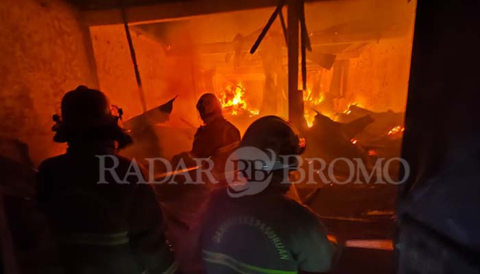 AMUK SI JAGO MERAH: Kondisi gudang mebel di jalan Soekarno-Hatta Karangketug, Gadingrejo, Kota Pasuruan yang terbakar, Sabtu malam (6/9).